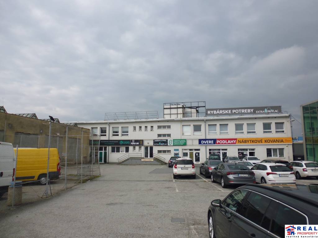 STROJNÍCKA: VOĽNÉ OBCHODNÉ priestory 48 m2 - PRÍZEMIE