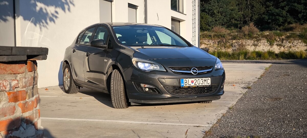 Predám Opel Astra J , 1,6 Automat Benzín r.2015 132000Km