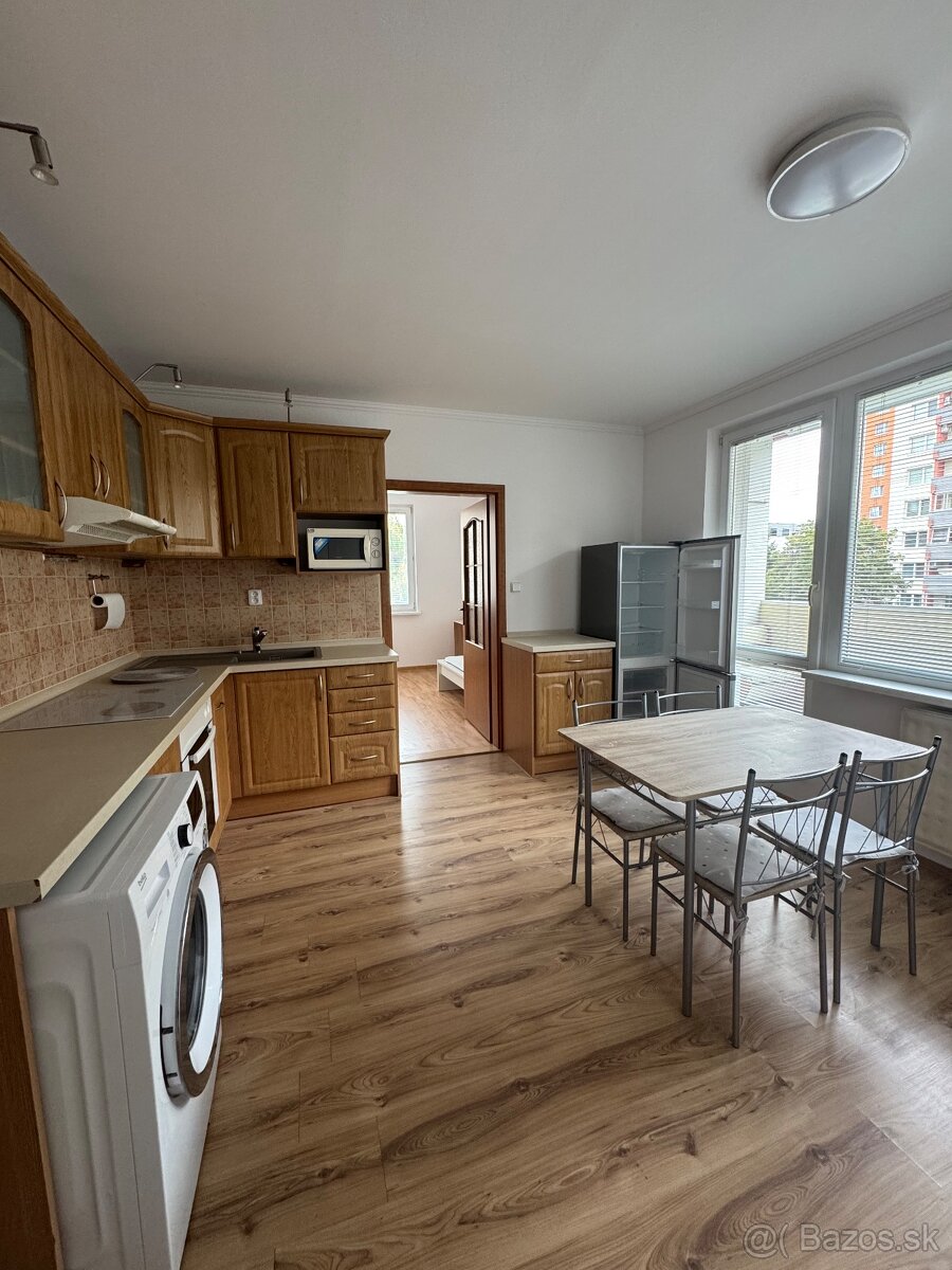 Veľký 4izbový byt na predaj - Škultétyho ulica v Nitre