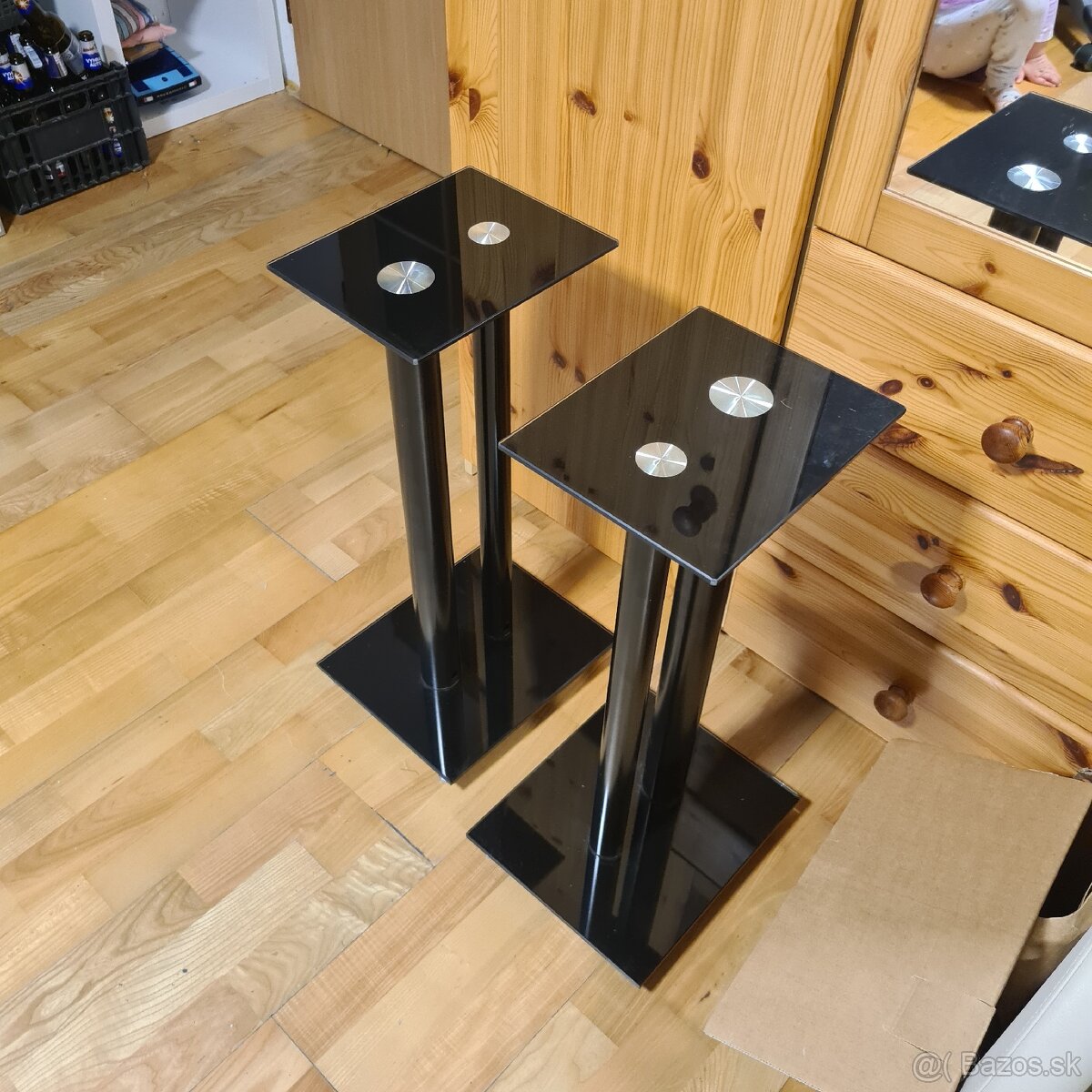 Stojany pod reproduktory