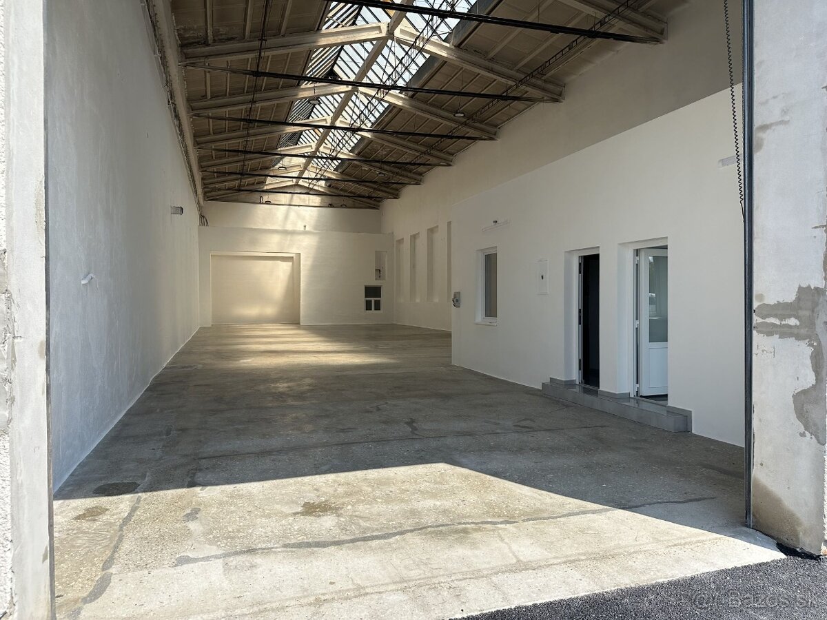 Skladové priestory v oplotenom areáli s vrátnikom