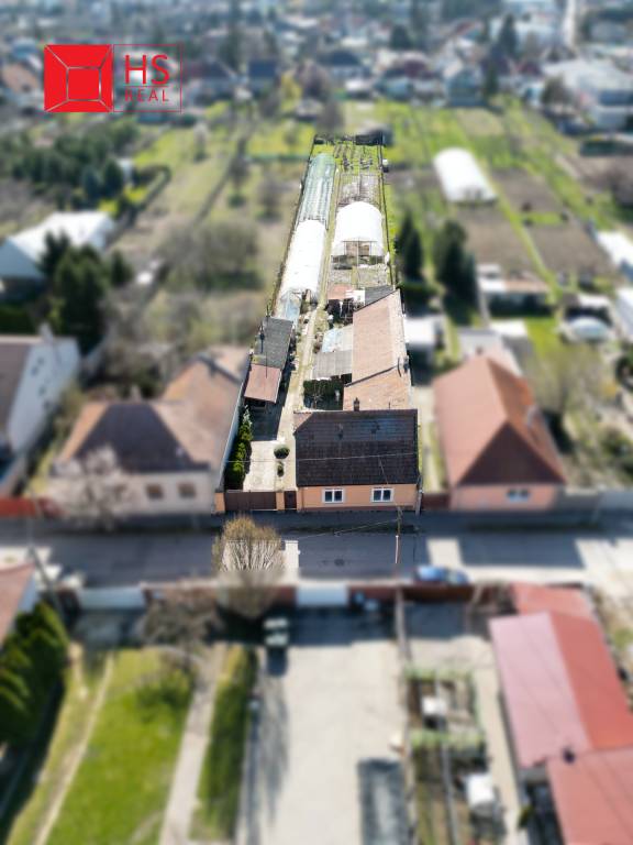 Predaj 20 á slnečného pozemku s RD v Nových Zámkoch.