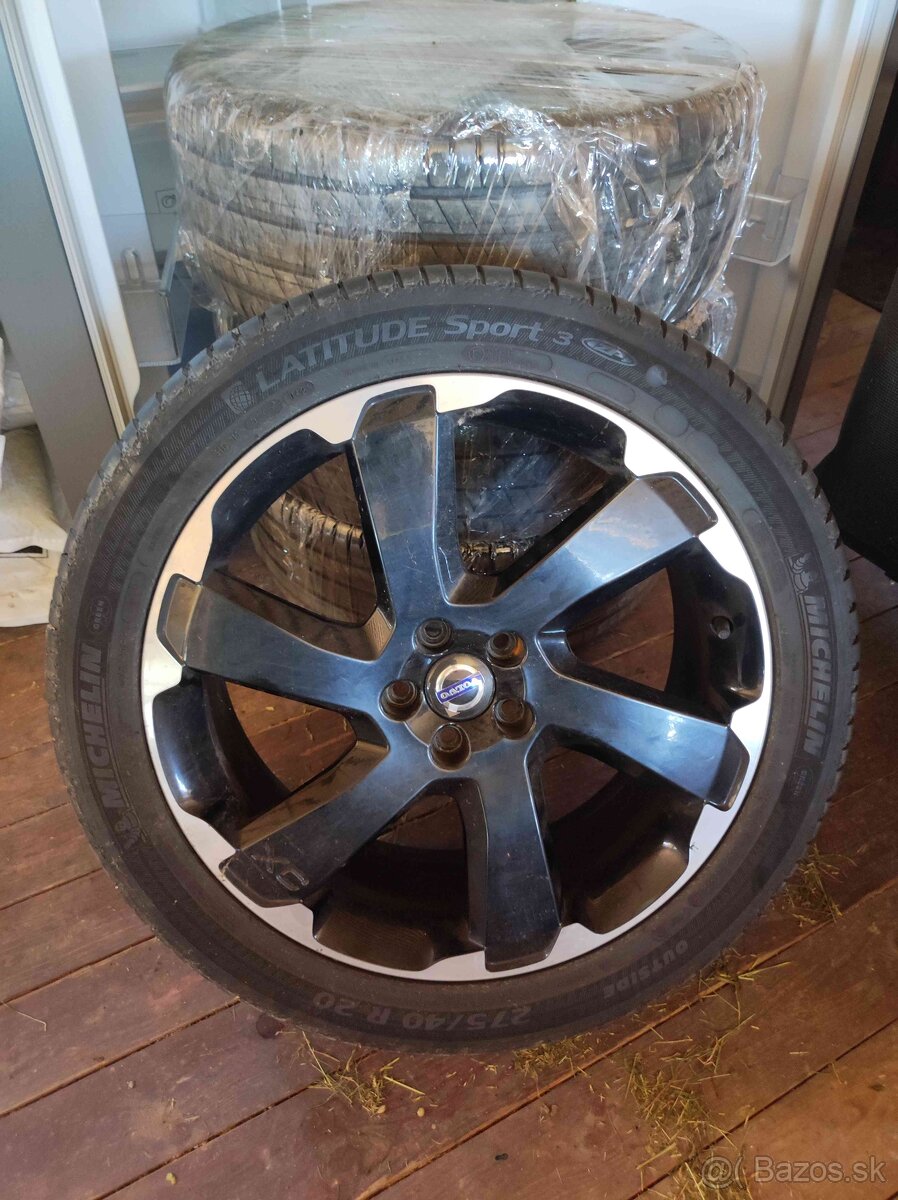 Elektróny s pneu na Volvo