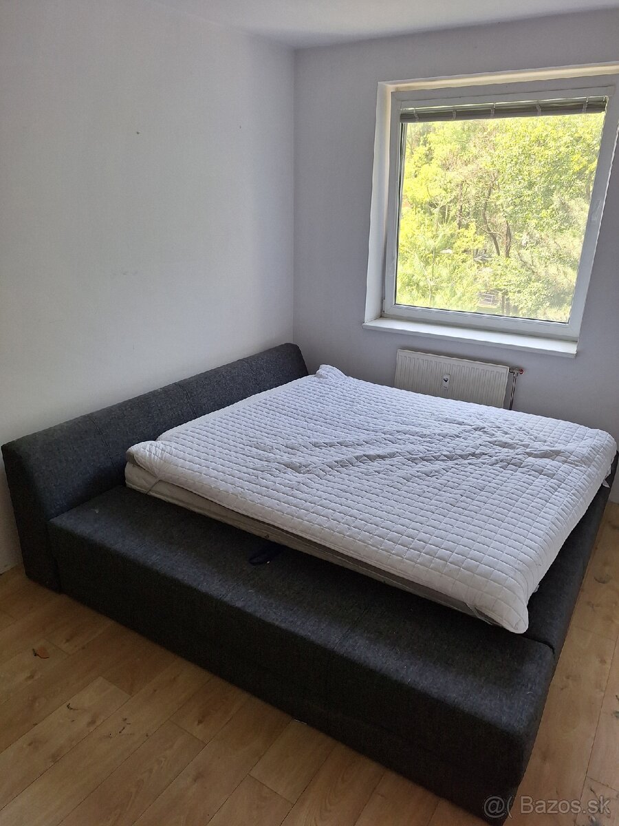 Posteľ 240x240