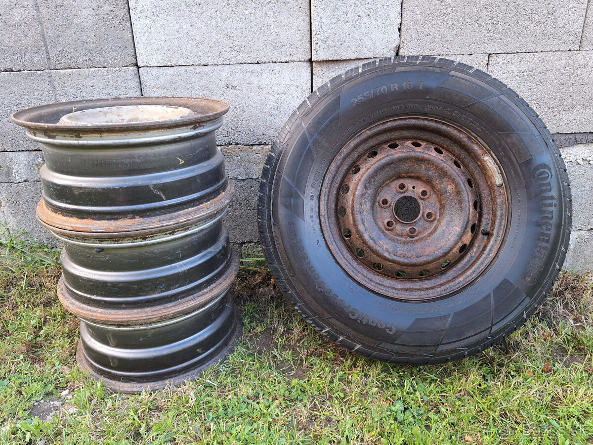 Predám plechové disky a pneumatiky na Nissan Navara