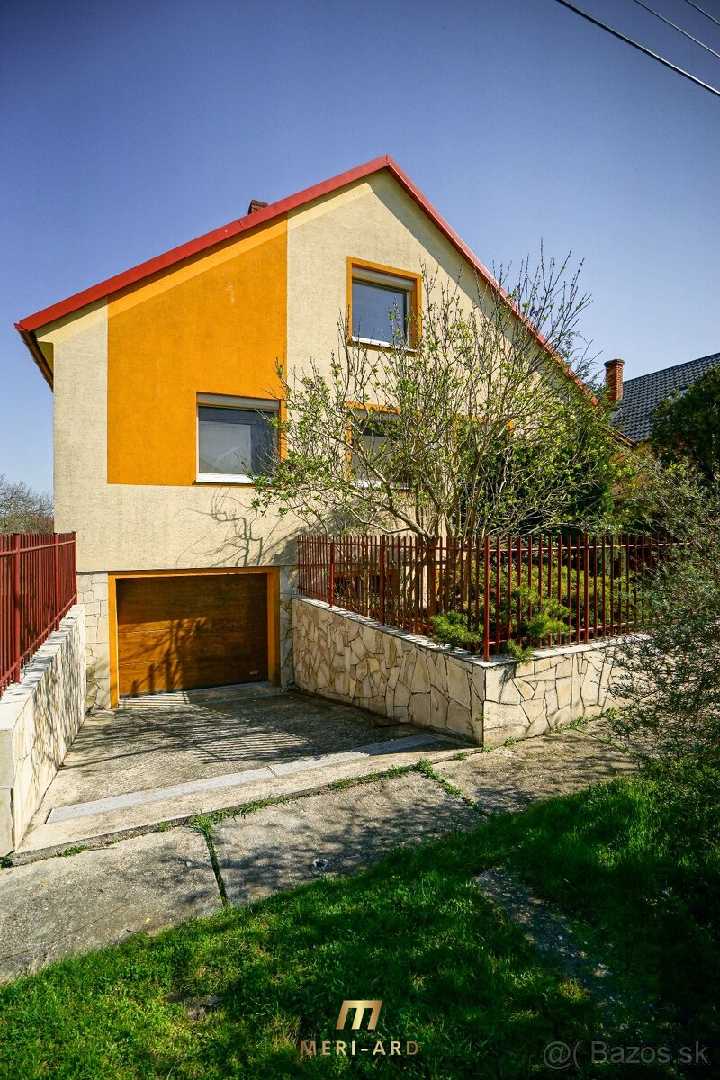 Dvojgeneračný podpivničený dom,zimná záhrada, 2x garáž,Rajka