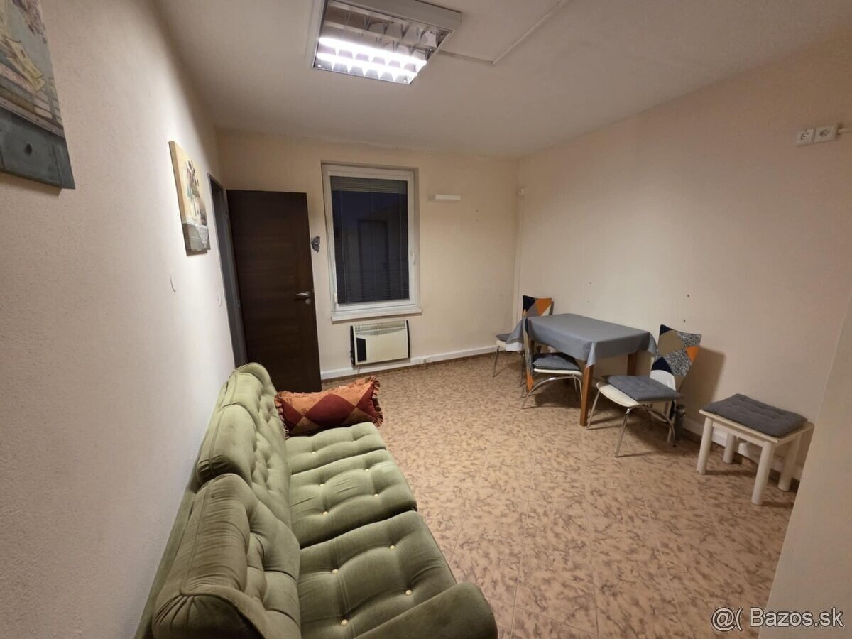 Prenájom veľký 2-izbový byt v centre na pešej zóne v Štúrov