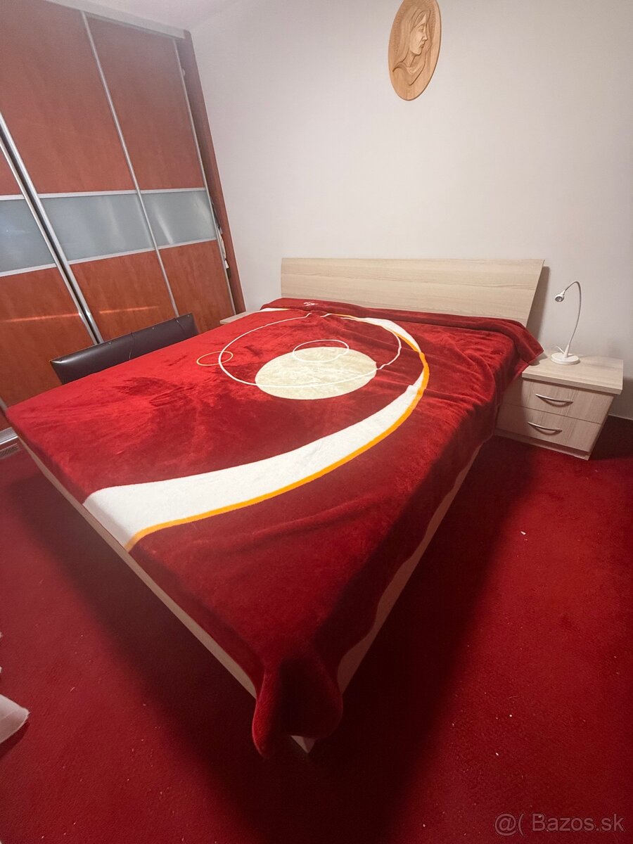 Zachovaná drevenná manželská posteľ so stolíkmi