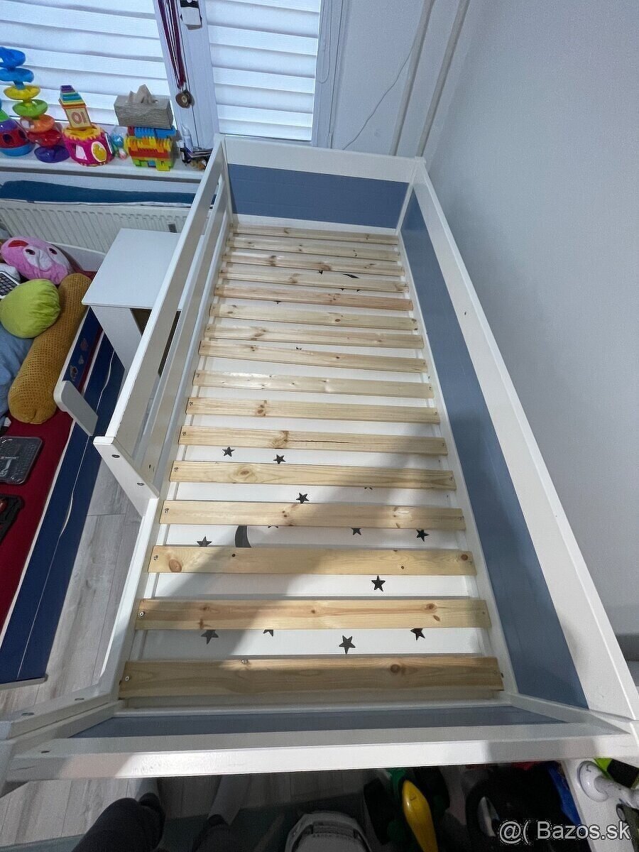 Predám posteľ s písacím stolíkom pre dieťa