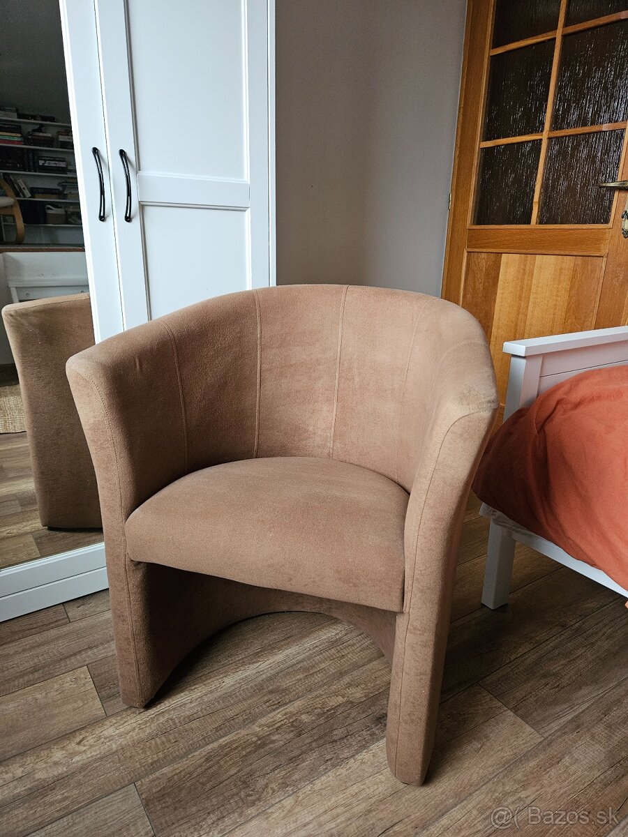 Hnedé kreslo