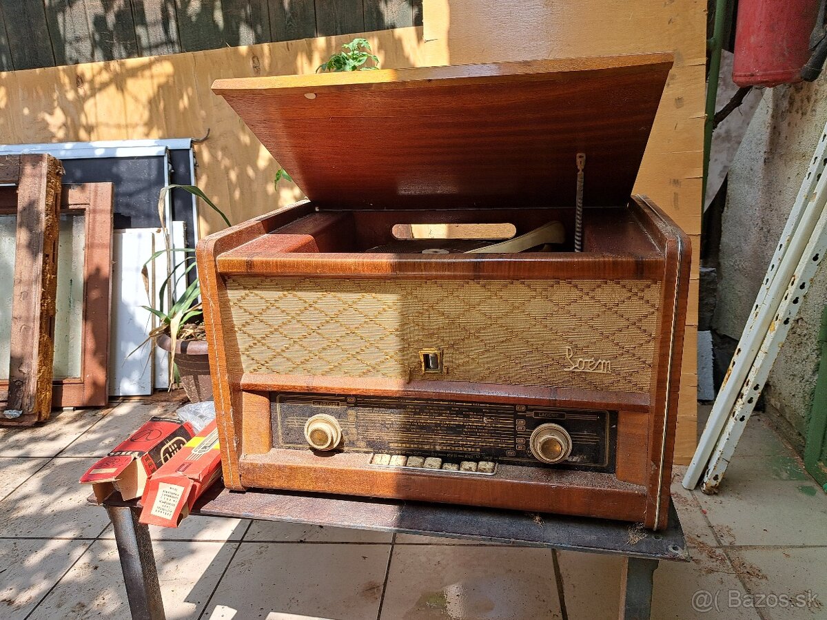 Lampovy gramofón s rádiom