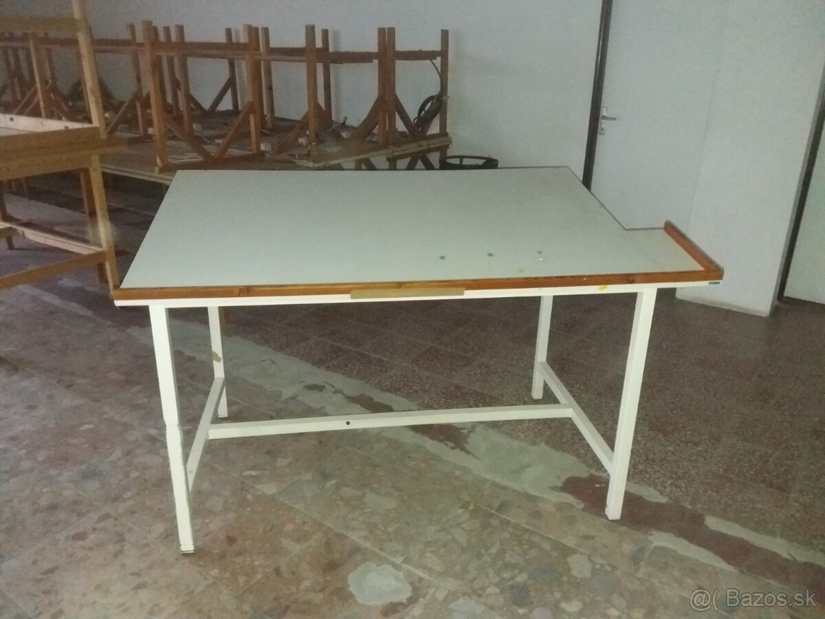 Pracovný stôl