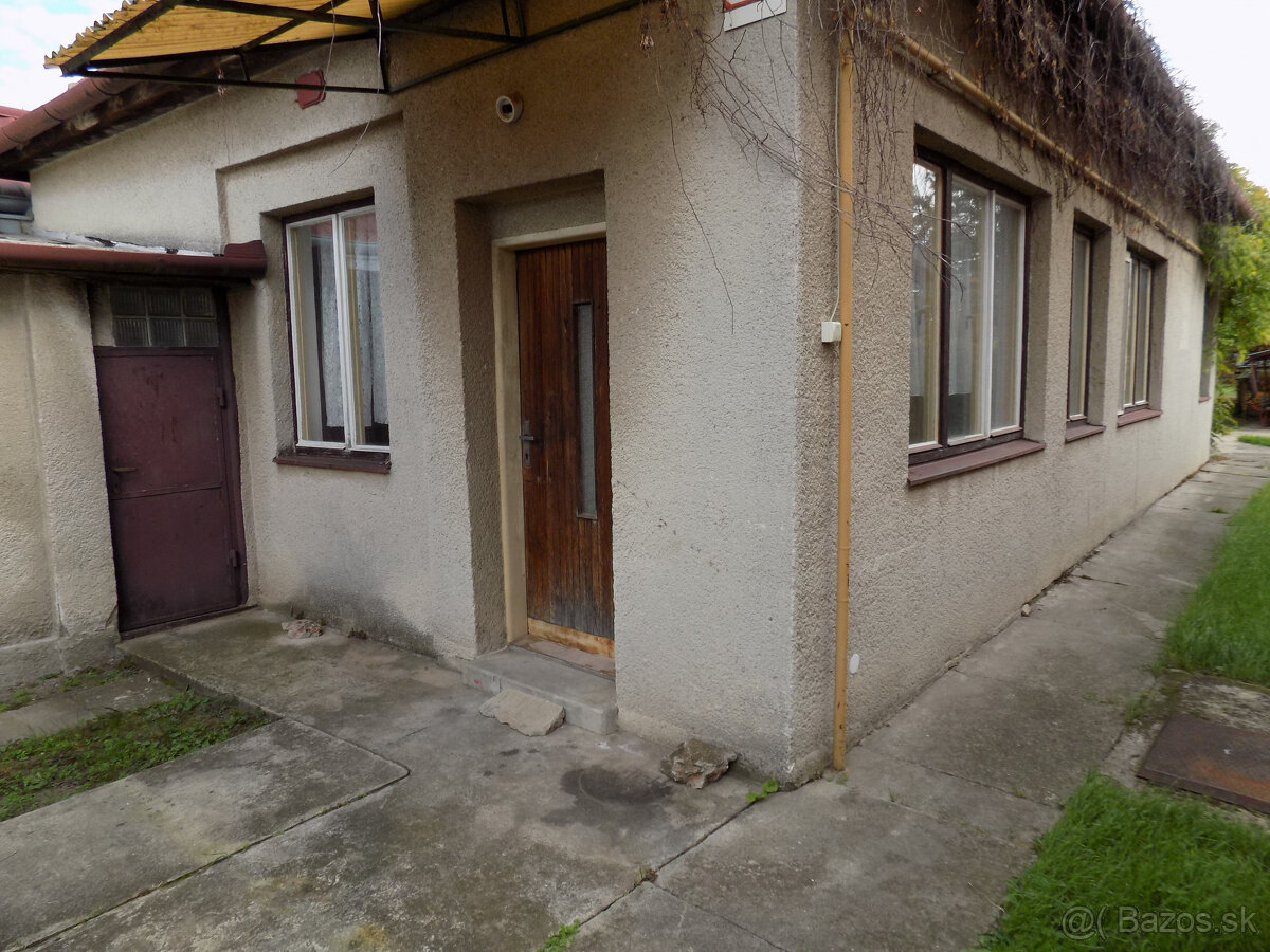 Na predaj starší dom v N. Zámkoch -pozemok 807 m2.