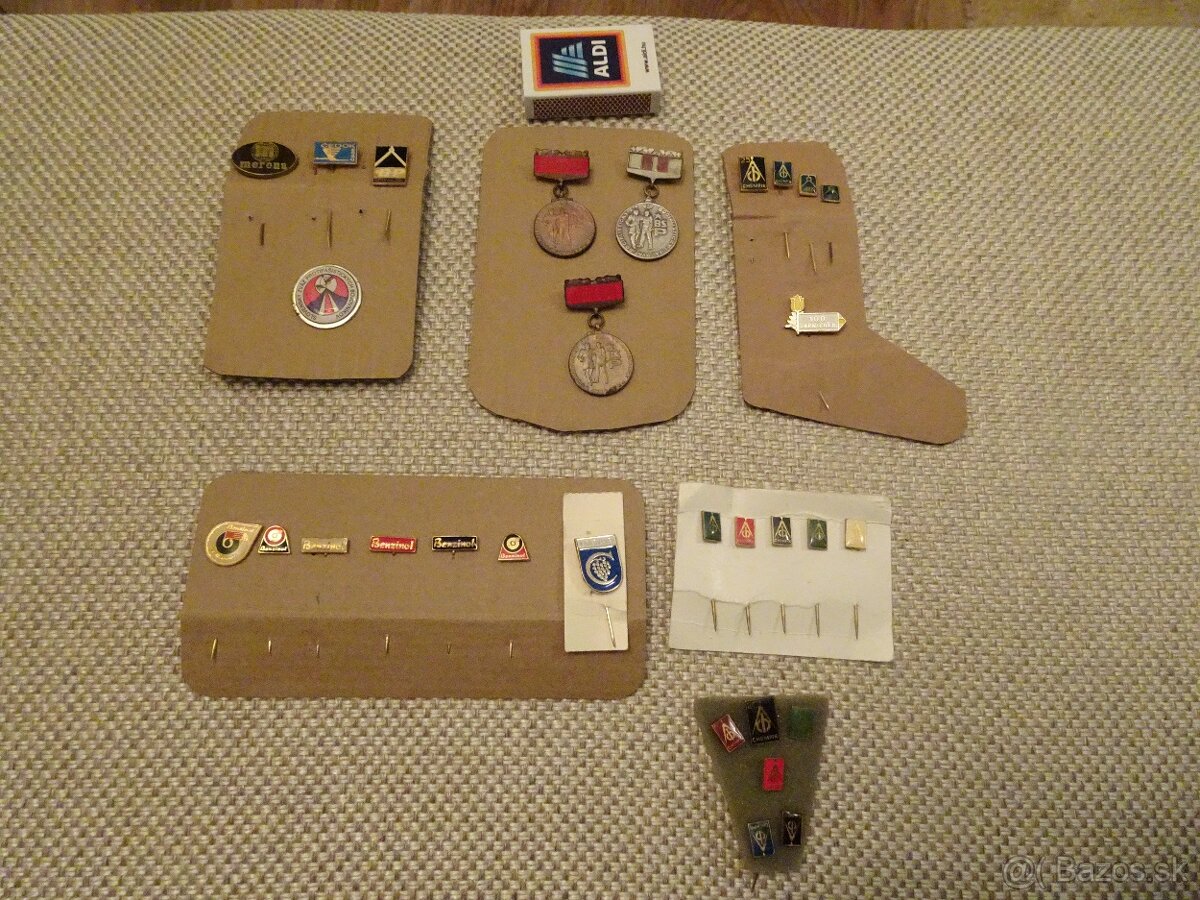 Predám rôzne odznaky, aj Brigáda socialistickej práce.