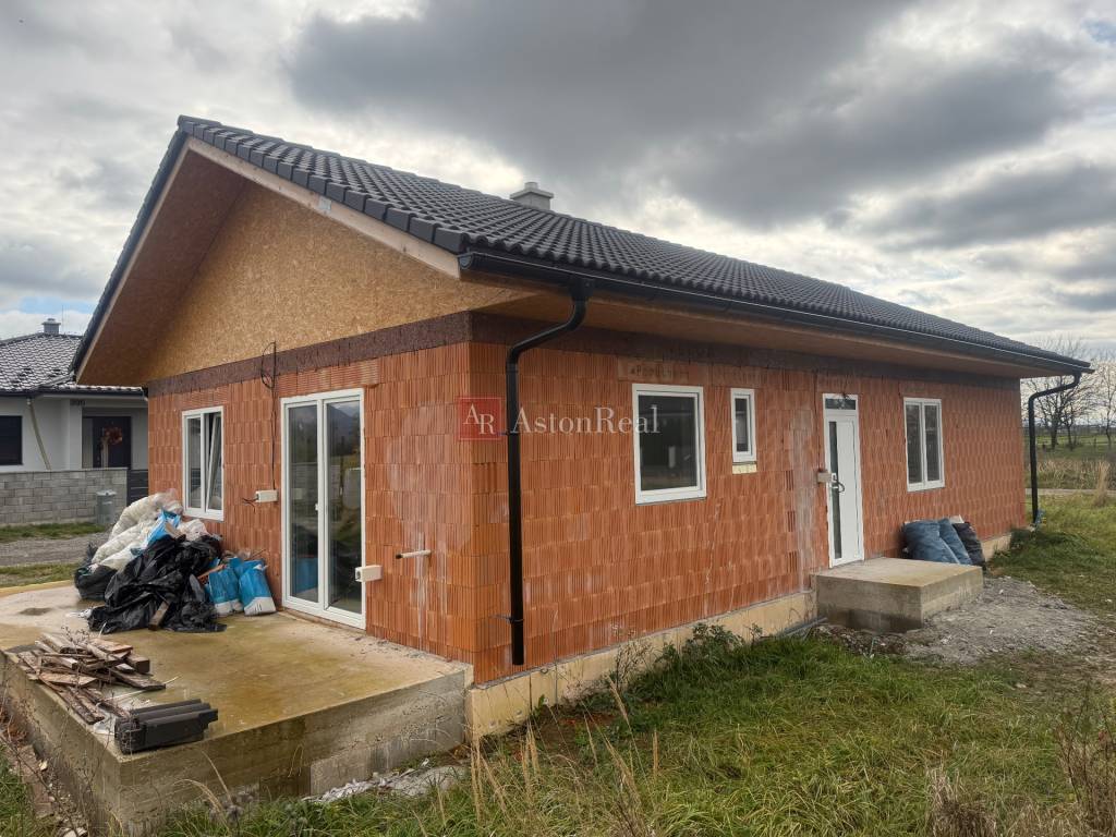 Praktický 4-izbový bungalov v novovybudovanej lokalite- Horo