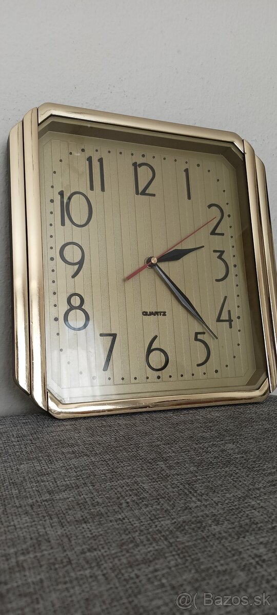 Nástenné hodiny