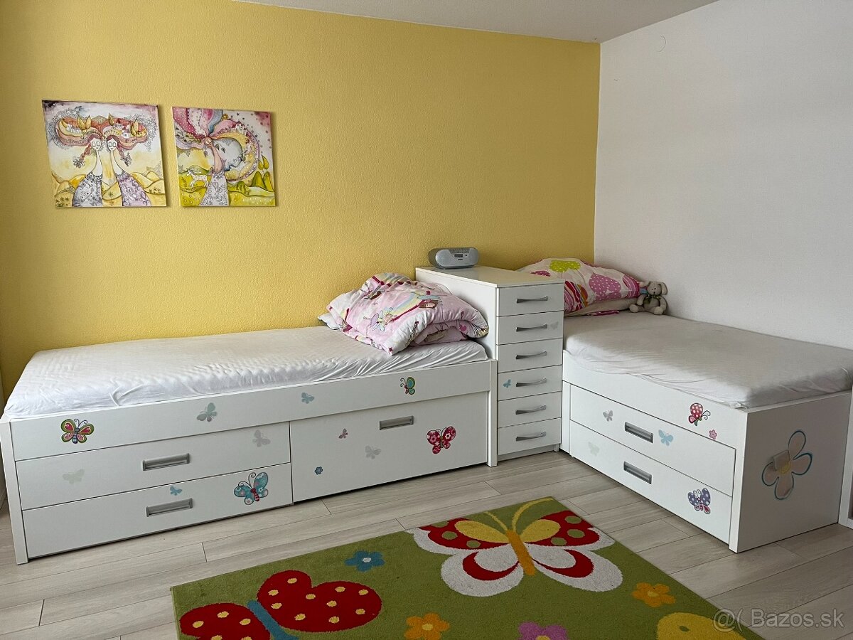 Detské postele a nočný stolík