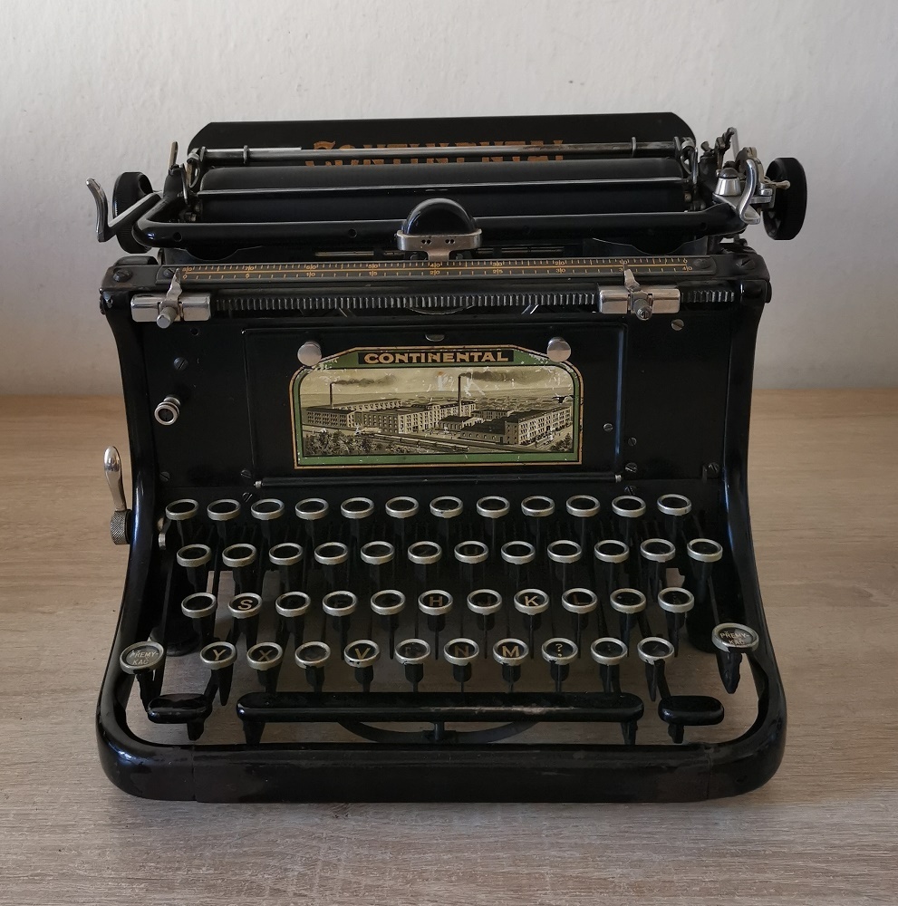 Funkčný starožitný písací stroj Continental z roku 1912