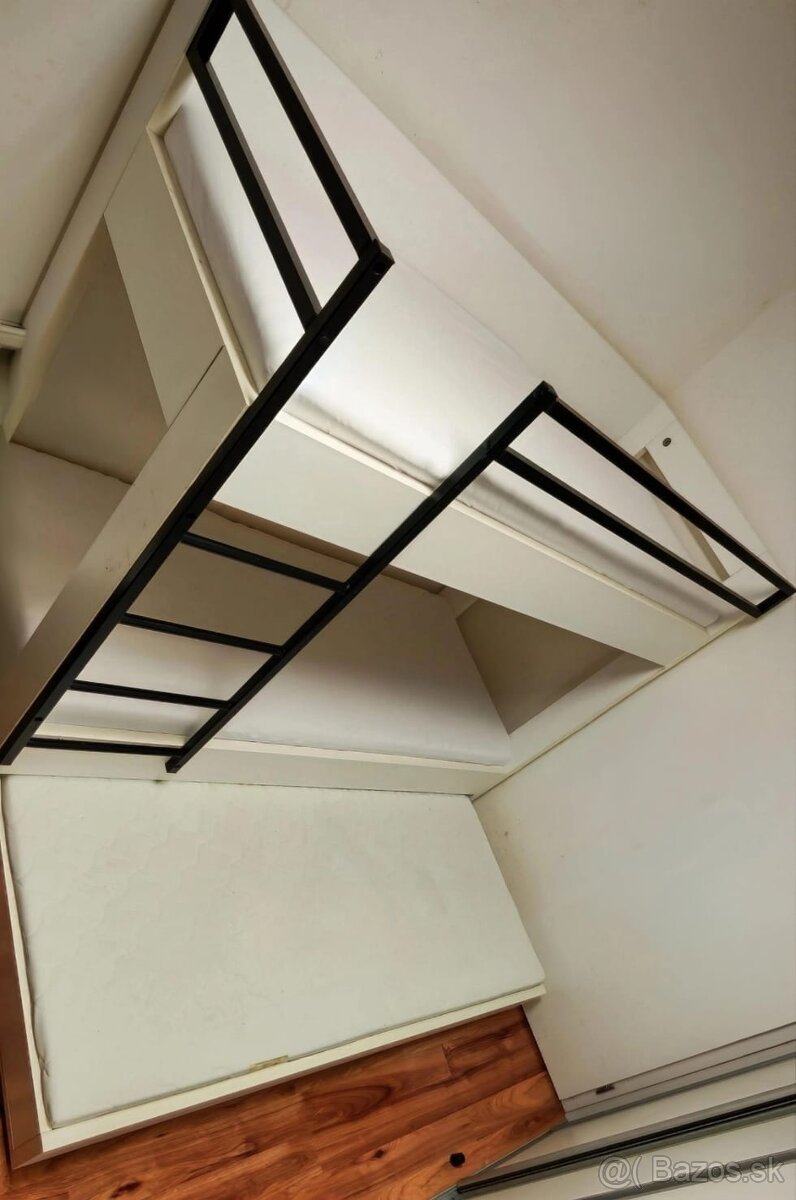 Dvojposchodová trojlôžková detská postele