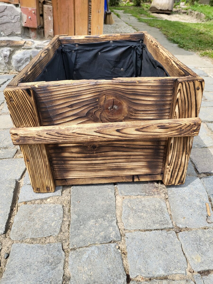 Predám ručne vyrobený drevený kvetináč / debničku – opálené