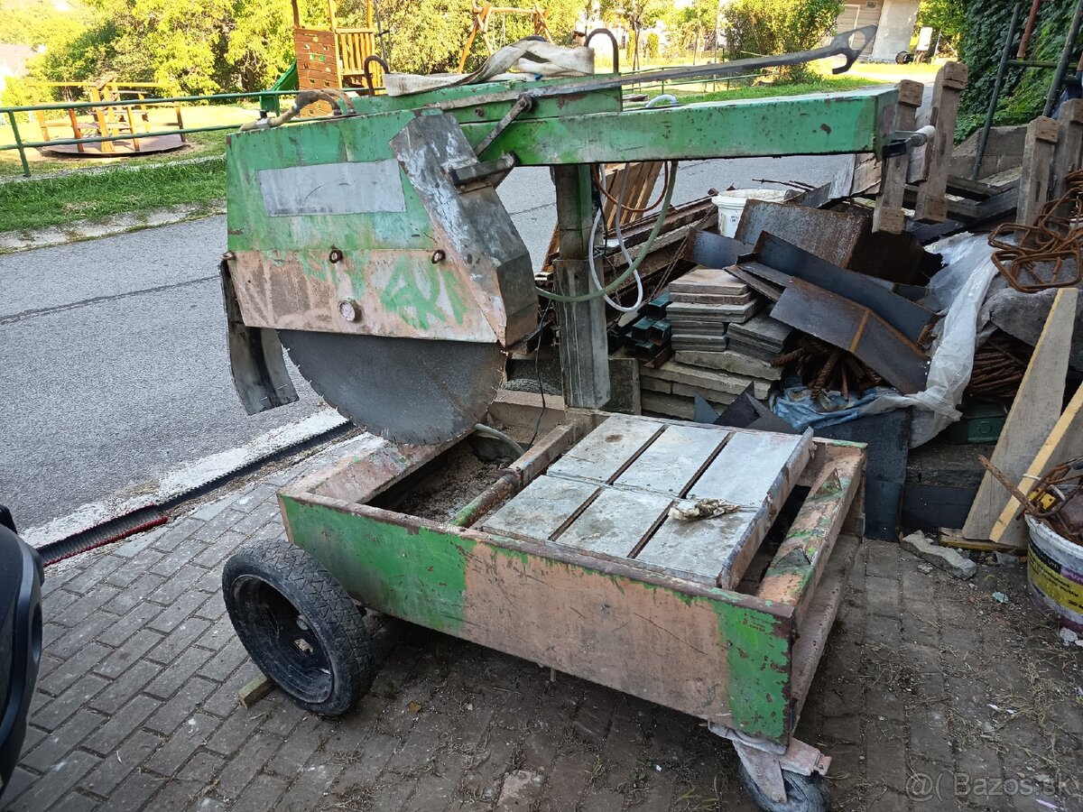 Stavebná píla na tehlu