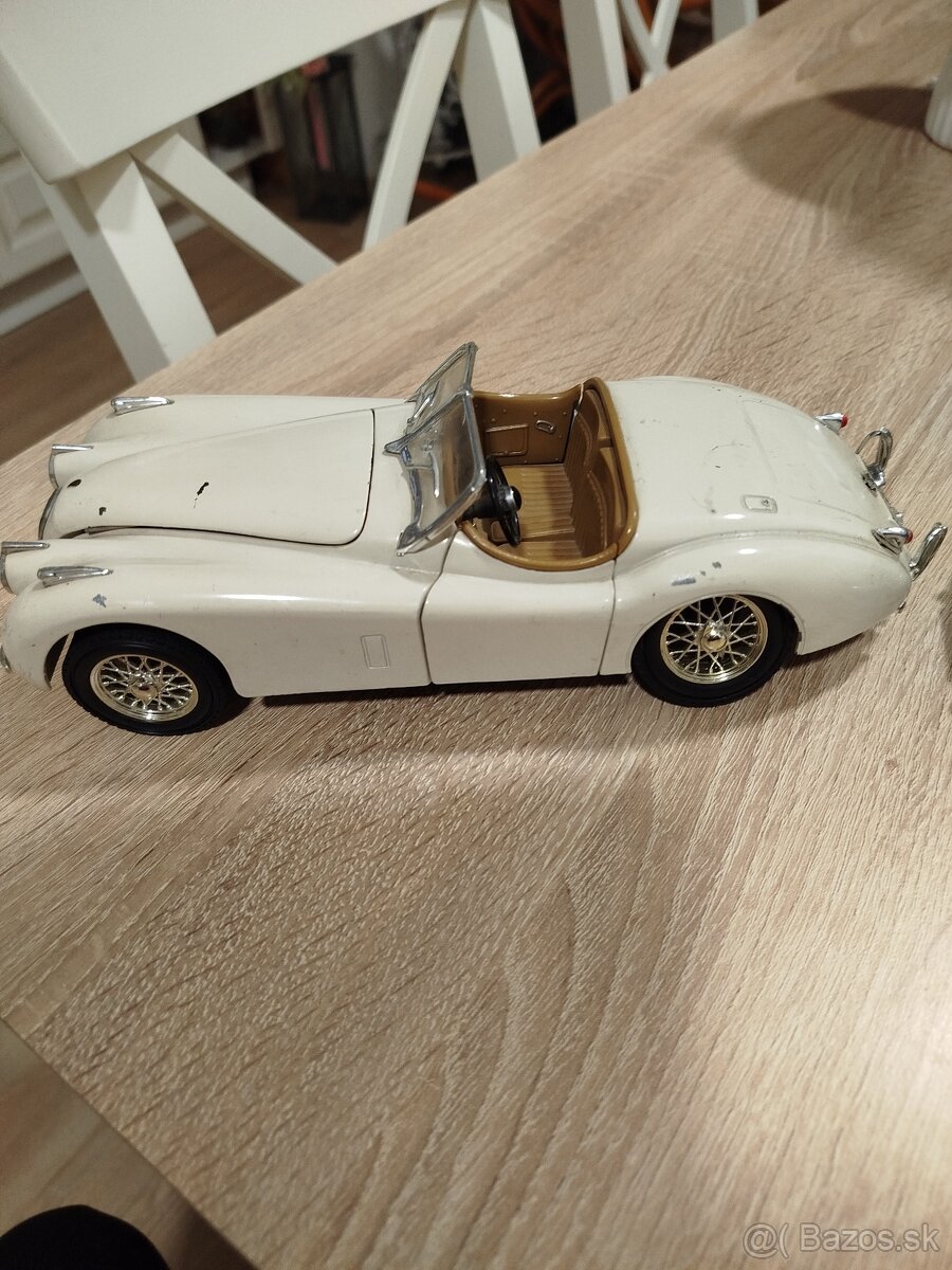 Staré kovové autá