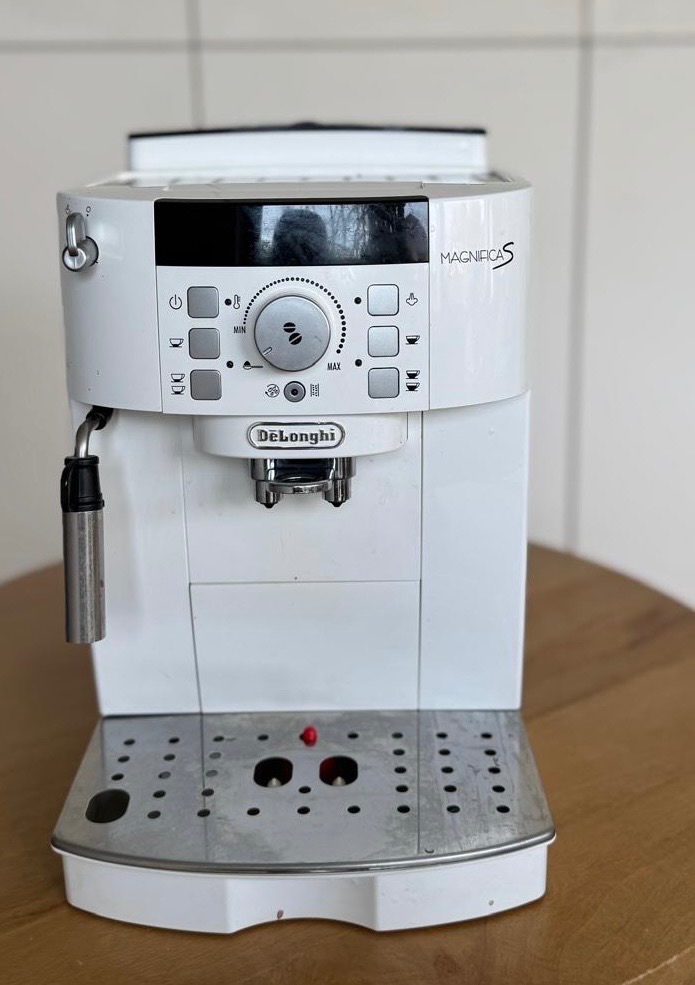 Delonghi Magnifica S biely