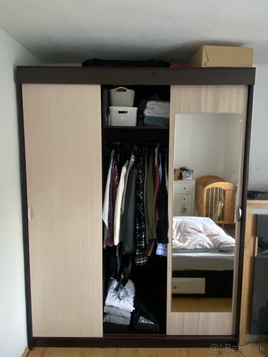 Predám skriňu s posuvnými dverami