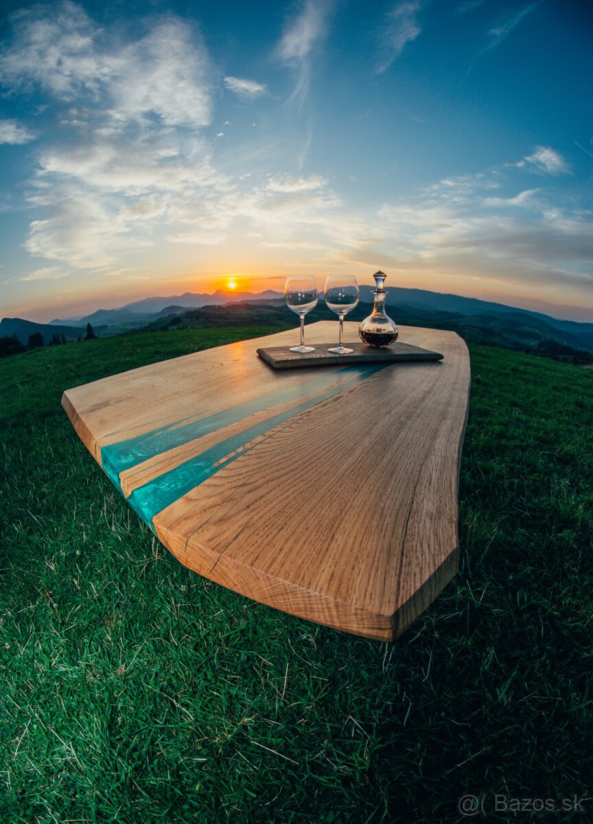 Masívny dubový stôl s epoxidom
