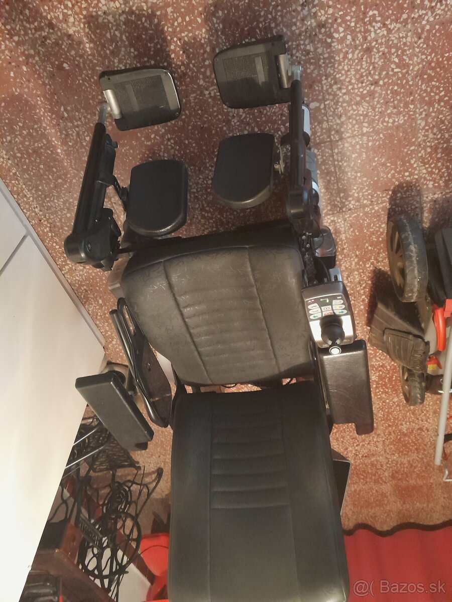elektrický invalidný vozík