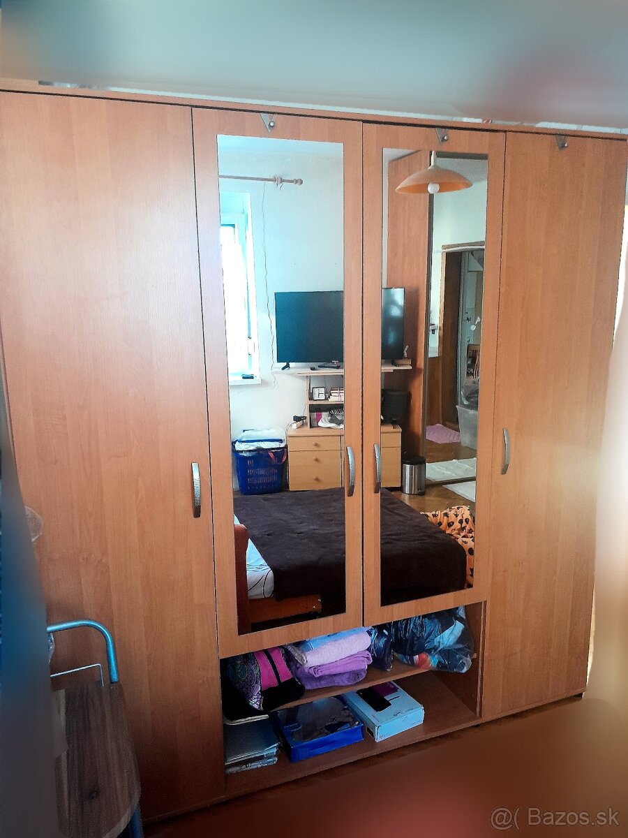 Šatníková skriňa