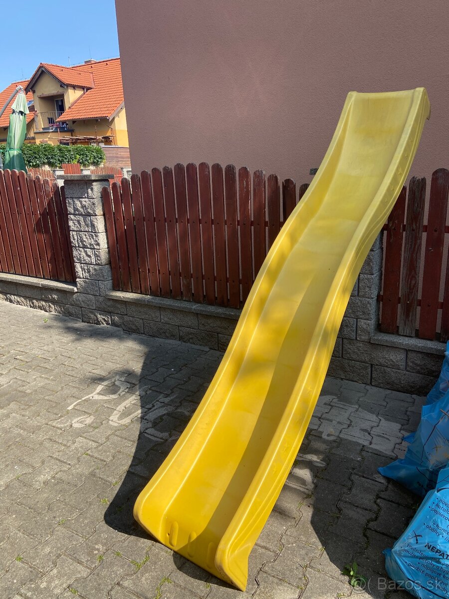 Šmykĺavka a kamene k zahradnej preliezke