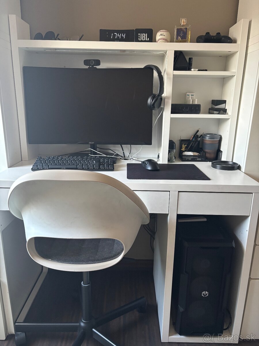 Stolík Micke Ikea biela farba