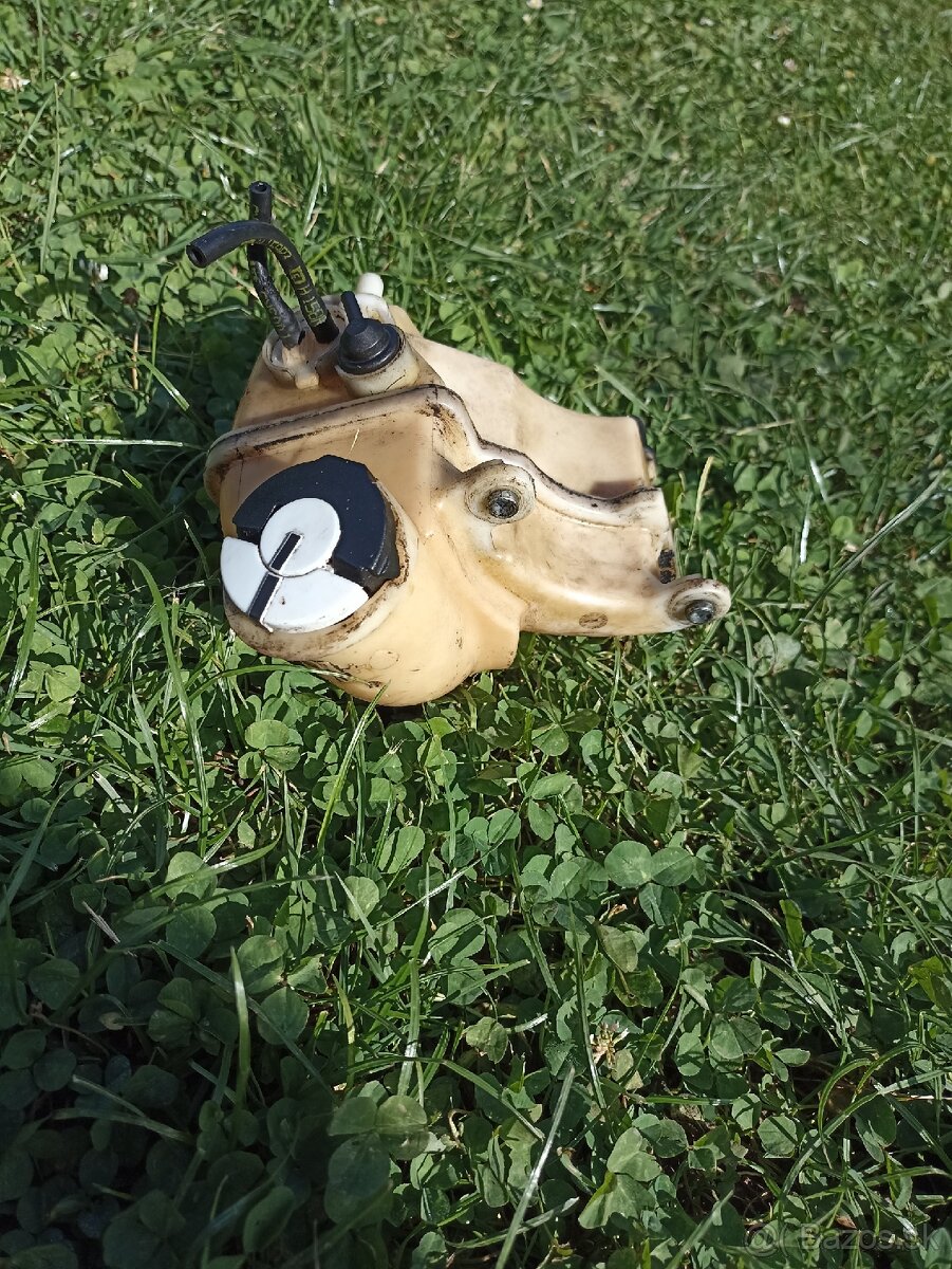 Predám nádrž krovinorezu stihl