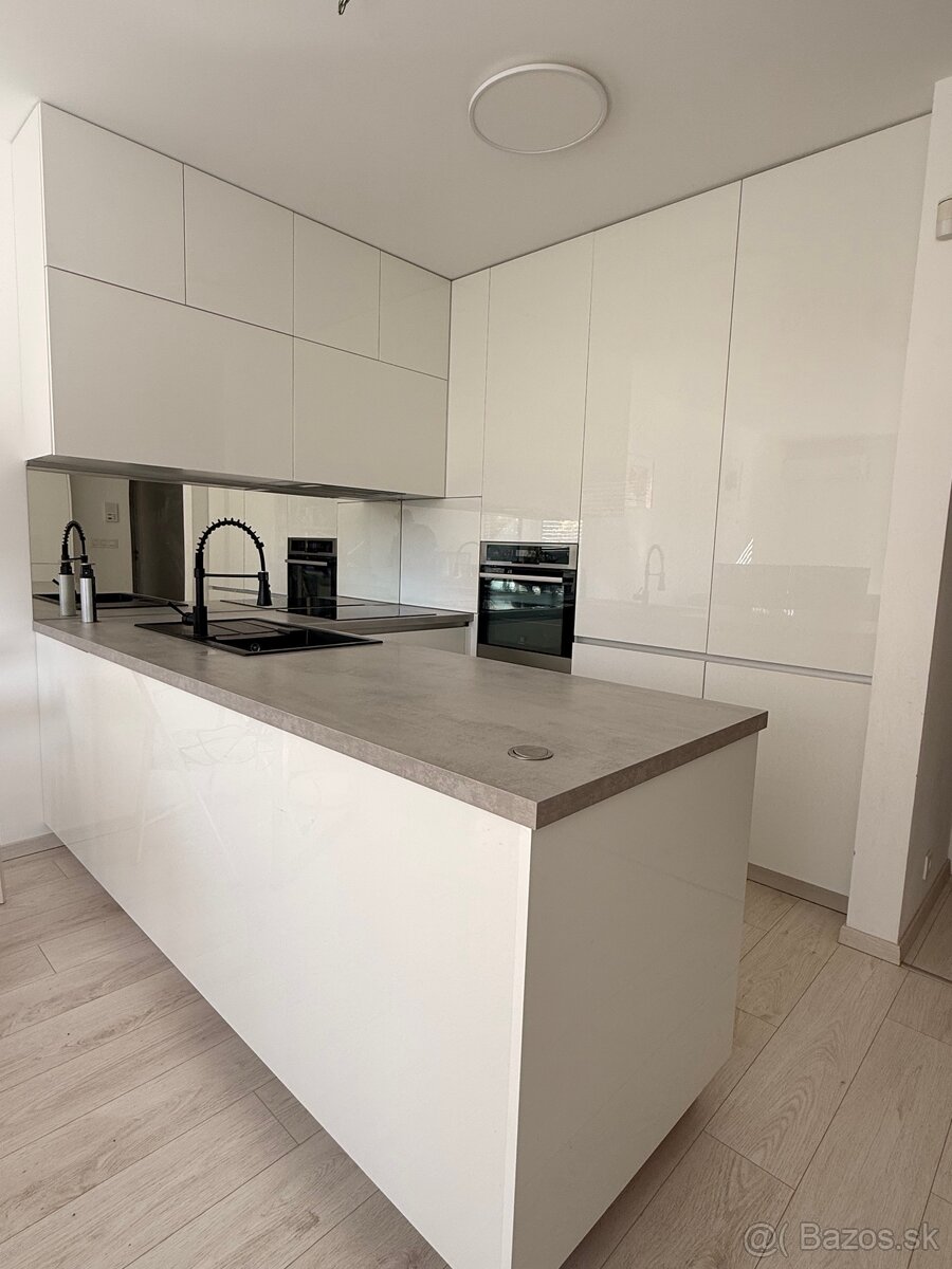 REZERVOVANE  Kuchynska linka biela