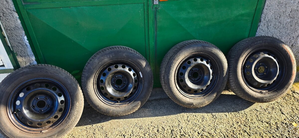 Predám zimne peneu 215/60 R16 RV 2019