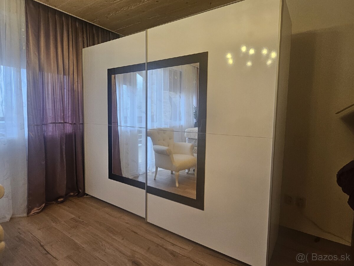 Šatníková elegantná skriňa so zrkadlom – biela s leskom