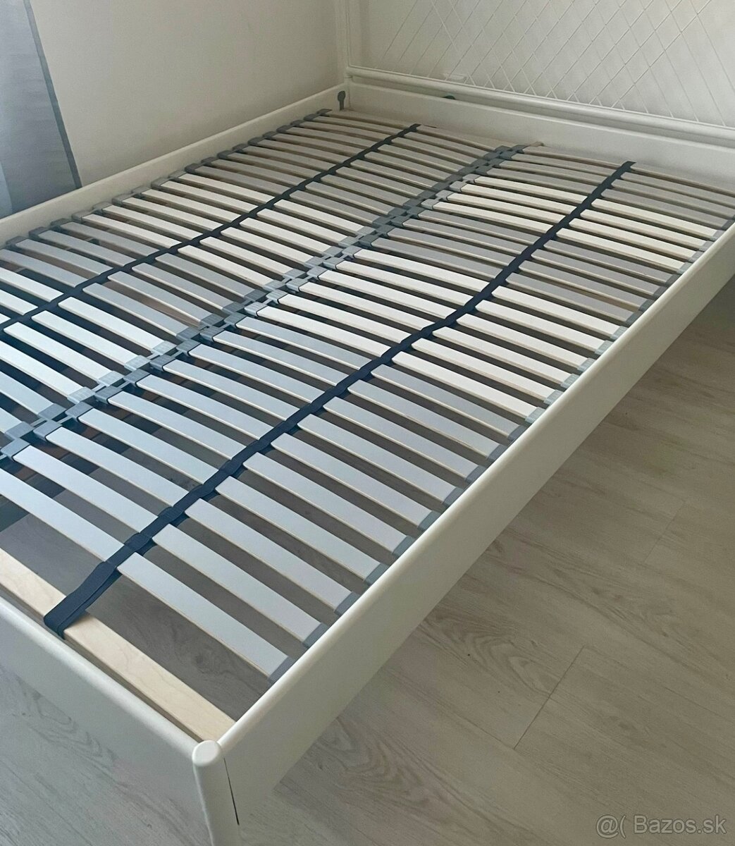 Posteľ s bielym kovivým rámom 140x210 cm