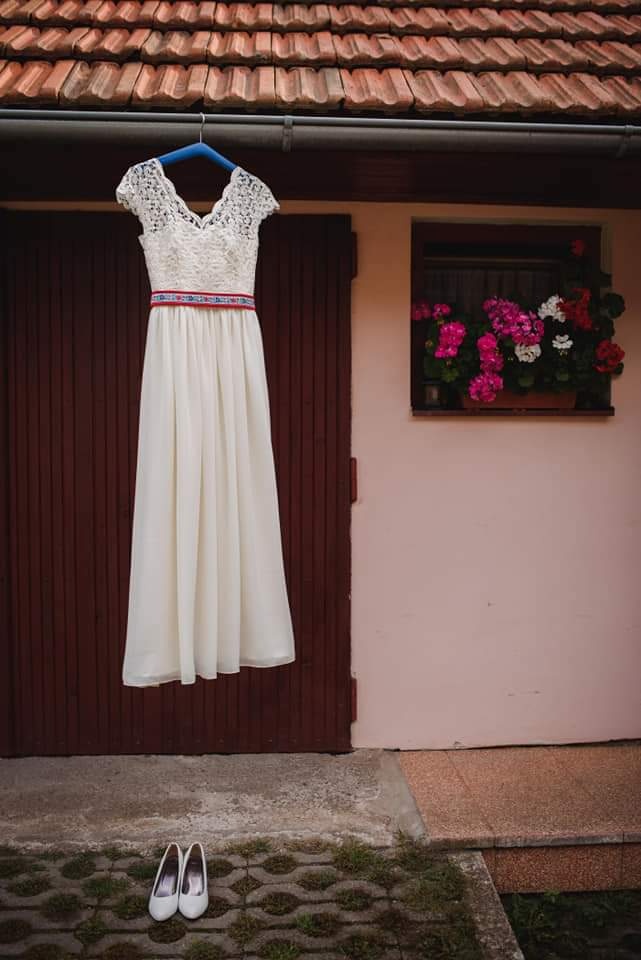 Spoločenské alebo svadobné šaty s folklórnou krajkou XS