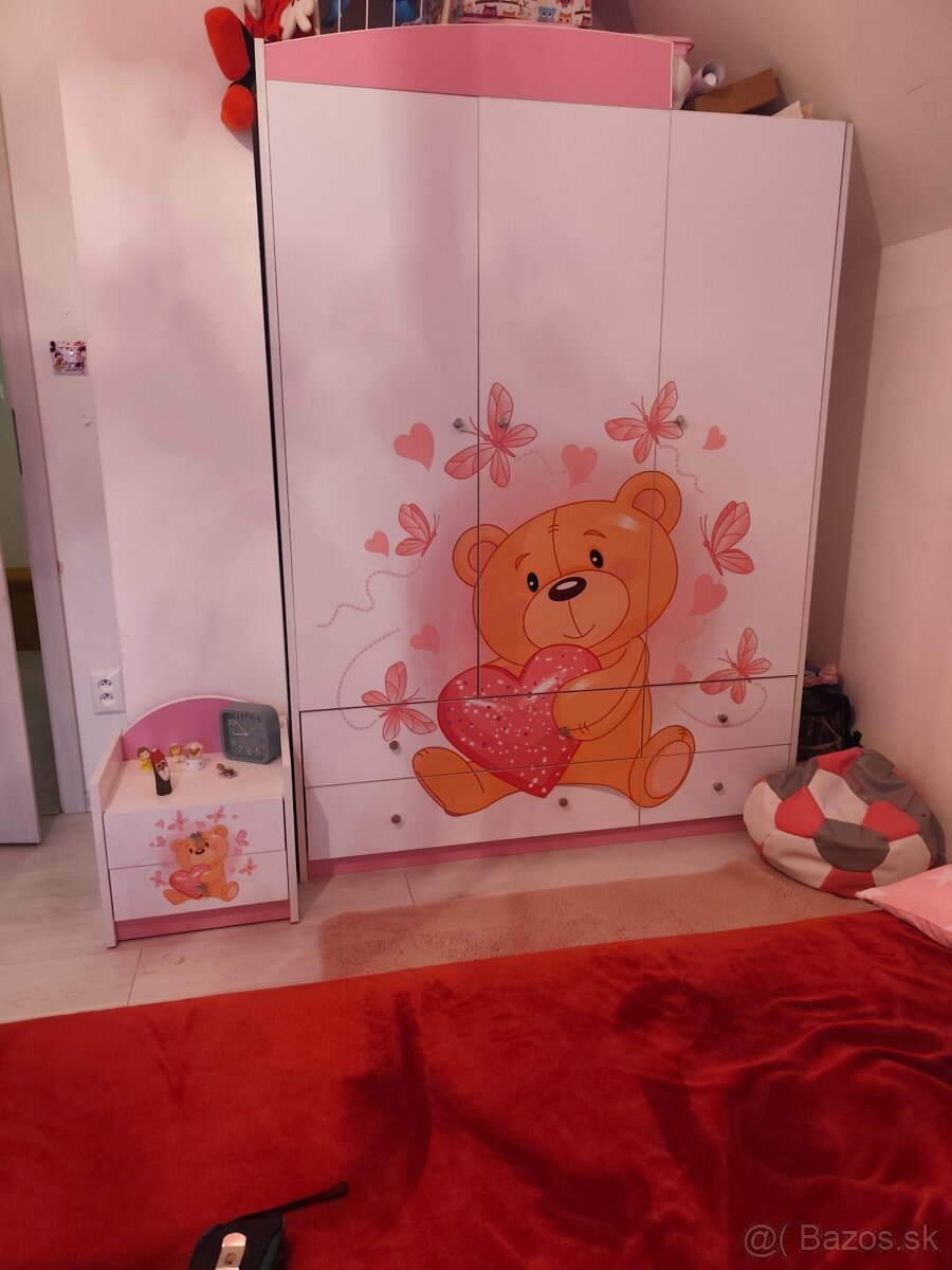 Dievčenské skriňa