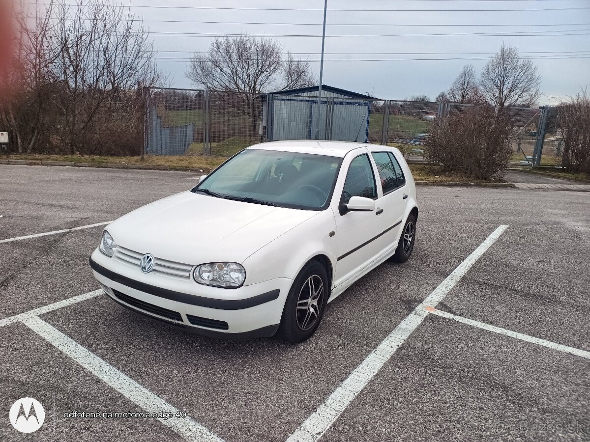 VW Golf 4,automat 1,6 SR benzin.