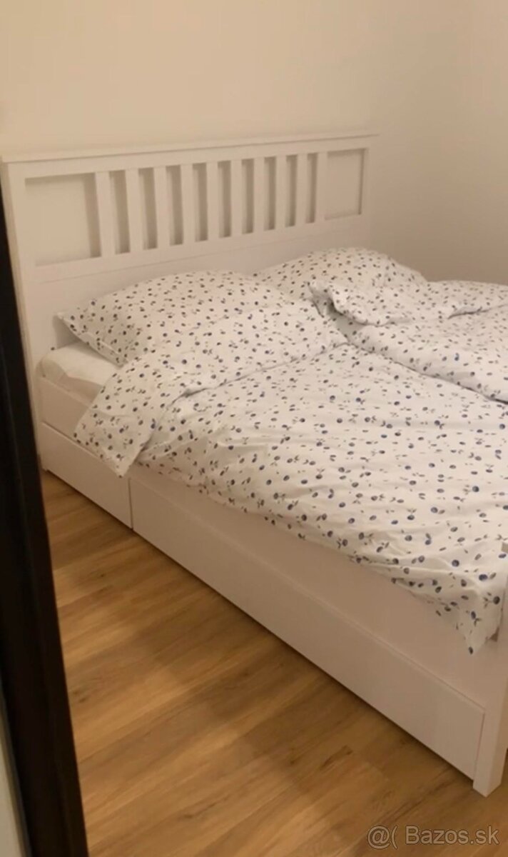 Krásná bílá manželská postel