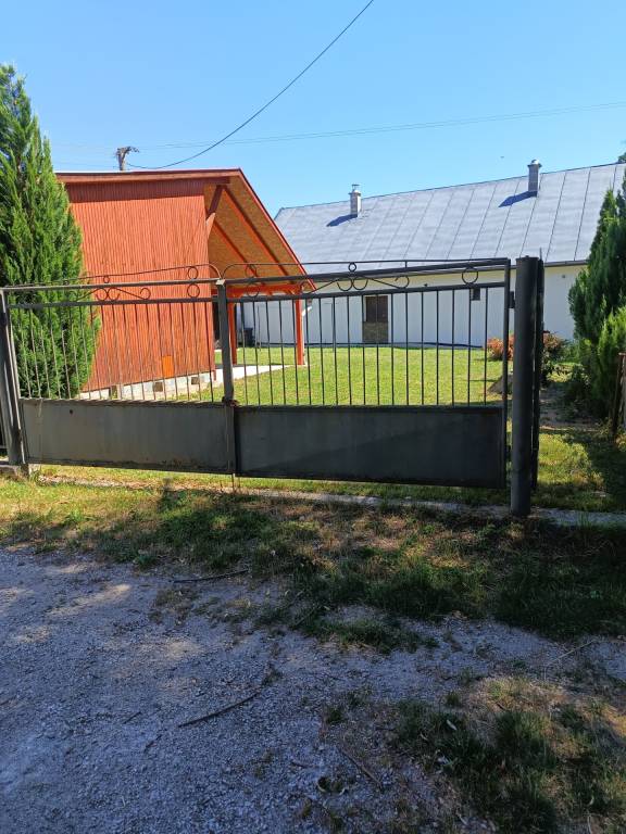 Chata s terasou a garážou TUŽINA okres Prievidza