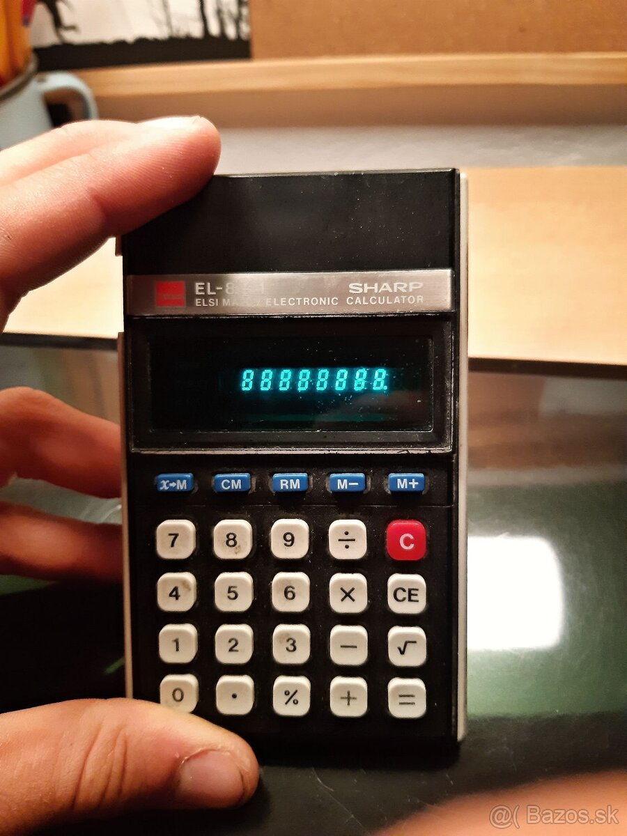 Funkční kalkulačka Sharp EL-8131 z roku 1977