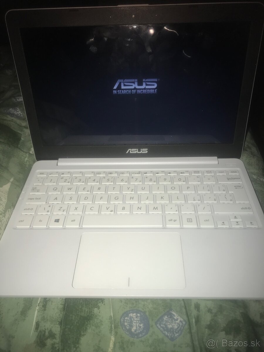 Asus E 203 N