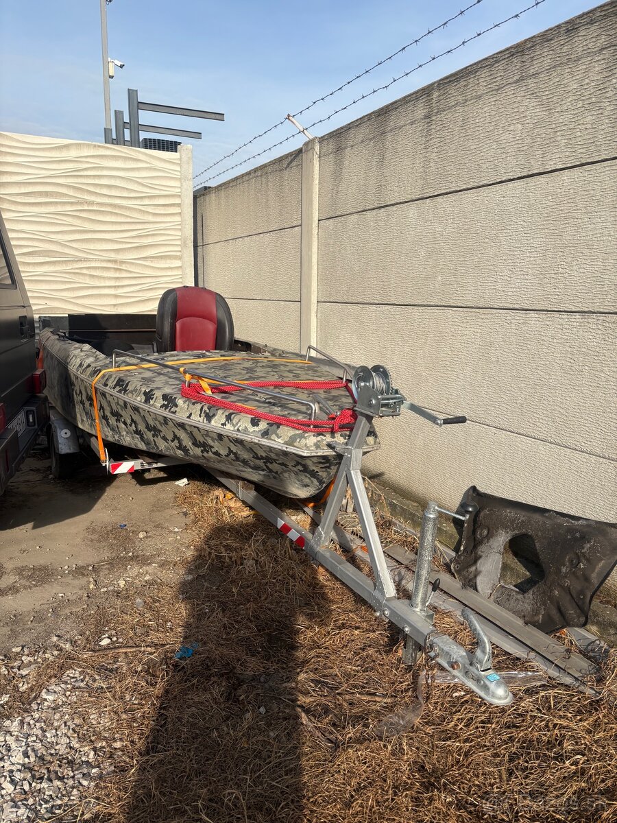 Laminátový čln aj z vozíkom