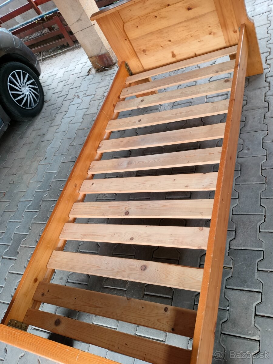 Drevená posteľ