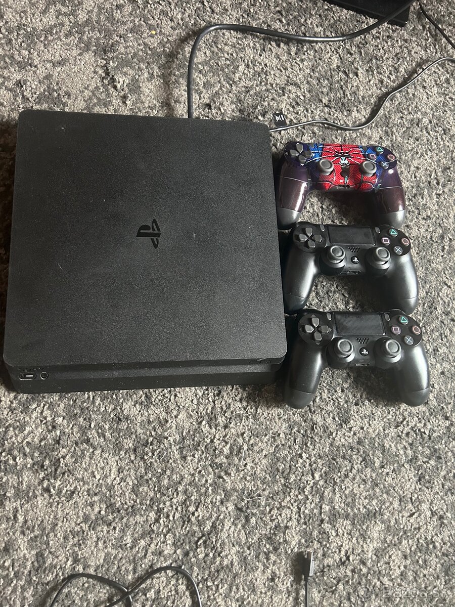 Ps4 slim 500gb+1/2/3 ovládače