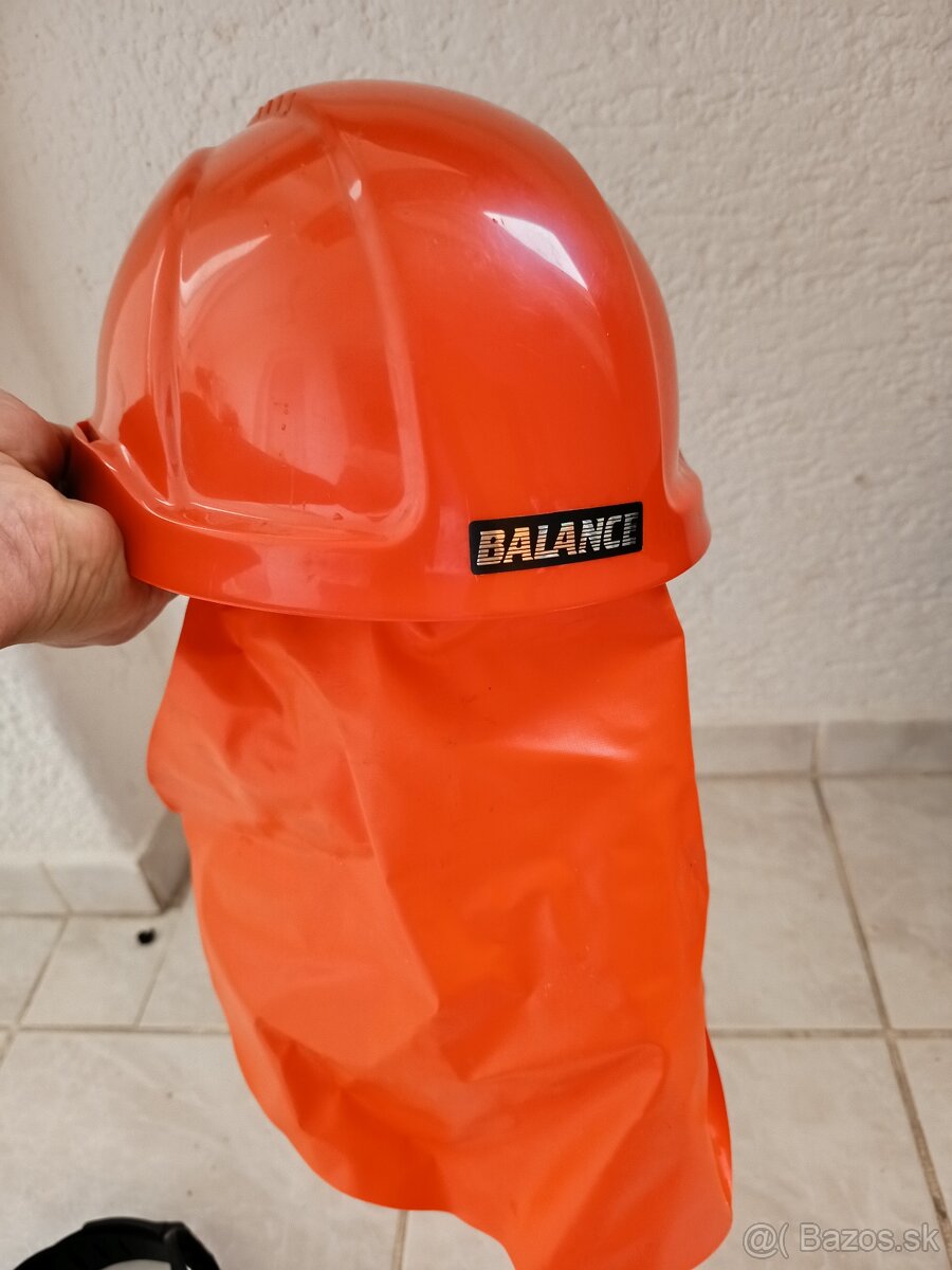 Predám ochrannú prilbu aj tlmiče hluku.
