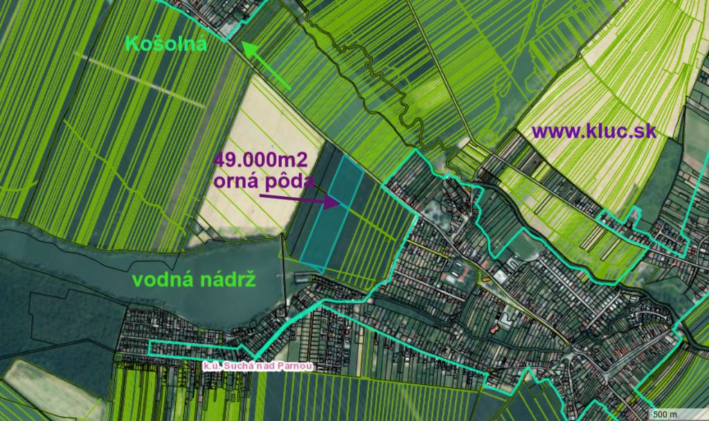 Pôda neďaleko vodnej nádrže s prístupovou cestou. Suchá nad